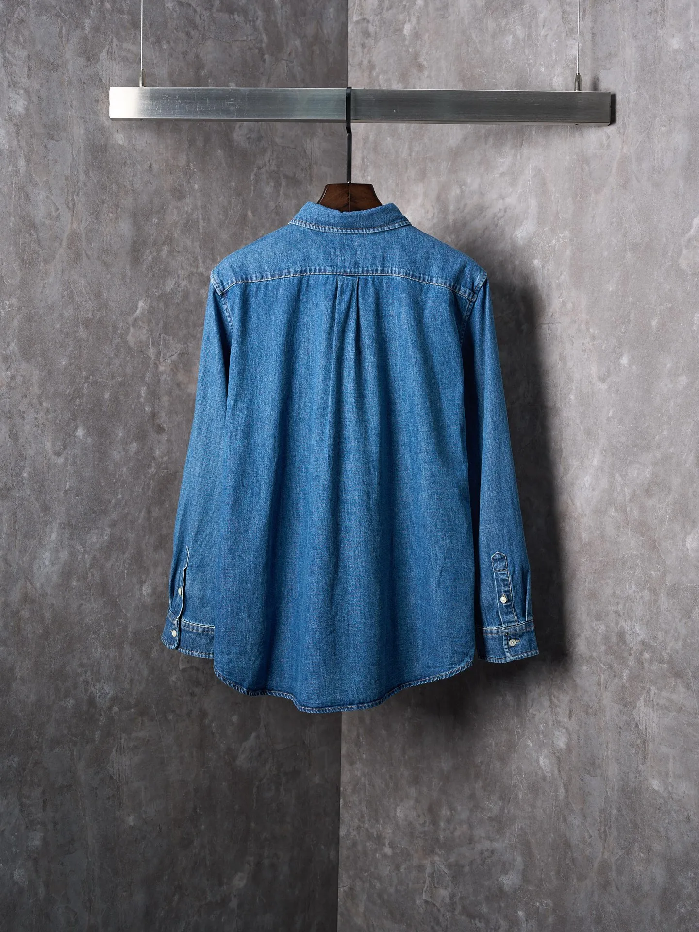 P440 Actual auction] Ralph Lauren/Ralph Lauren colorful pony logo embroidered denim shirt [Ready stock] S M L XL custom-made thick-weave twill ring yarn denim, soft and silky, comfortable and skin-friendly, matte indigo, a denim poem dyed with time. The exquisite colorful pony logo on the left chest jumps into indigo, fully recognizable, with a breath of freedom and vitality, a pure and smart color symphony The deconstructed poetics of the pointed collar and placket creates a lazy French atmosphere. Even walking has a designed sense of calmness. It uses imported machine embroidery technology and uses advanced computer control systems and precision mechanical components to realize colorful pony embroidery operations with high precision and smooth and delicate lines. It uses multiple horses to rub sand and uses high-pressure spray guns to rub in specific parts to achieve a local gradient effect. Then, it uses frosting technology to create a unique texture pattern. The workmanship is extremely complex and time-consuming. Using washing and frying process, the special desizing agent is given priority, and then the fabric is soaked in it to evenly receive the sizing. After desizing, it is finally rinsed. The workmanship is extremely complicated, the loss is high, and the fit is suitable.